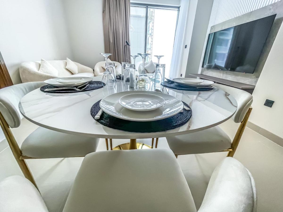 Stay Mindblowing 2 Bedroom Holiday Home With Close View Of Burj Khalifa Dubai Exterior foto